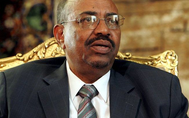 De Sudanese president Omar Hassan al–Bashir is donderdag aangekomen in de Libische kustplaats Sirte. Hij spreekt daar met de excentrieke Libische alleenheerser Muammar Kadaffi. Foto EPA