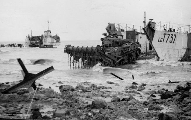 WESTKAPELLE – Een Amerikaanse tank landt op de Walcherse kust bij Westkapelle. Na het verwoestende bombardement op 3 oktober 1944 startten de geallieerden op 1 november operatie Infatuate, met als doel de bevrijding van Walcheren. Foto Royal Marines Museu