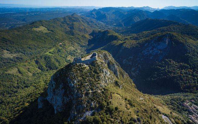 De ruim 1200 meter hoog gelegen burcht op de zogeheten Pog (rotspunt). Rechtsonder het dorpje Montségur. Foto CRT Midi Pyrénées, Dominique Viet