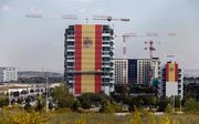 Enorme Spaanse vlaggen in Madrid. beeld AFP