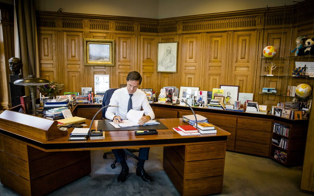 Premier Mark Rutte bereidt zich in het Torentje voor op de Algemene Beschouwingen. beeld ANP