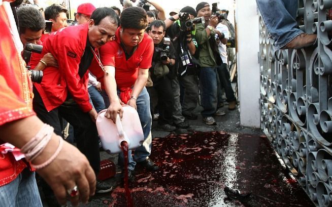 BANGKOK – Duizenden tegenstanders van de regering in Thailand hebben dinsdag honderden liters bloed uitgegoten bij het kantoor van premier Abhisit Vejjajiva. Met deze symbolische actie willen ze bewijzen dat ze bereid zijn hun bloed te vergieten voor de d