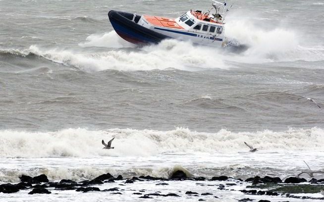 Voor de kust van Scheveningen vaart donderdag een reddingsboot van de KNRM op een woeste zee. De storm heeft voor weinig problemen gezorgd. Foto ANP