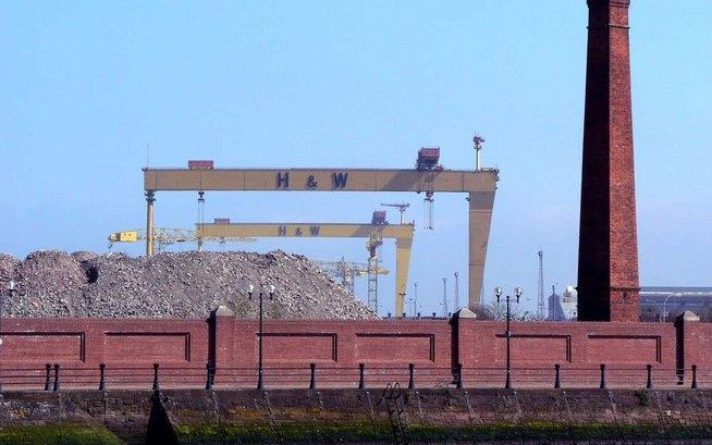 BELFAST – De kranen van de scheepswerf Harland &amp; Wolff, die honderd jaar geleden bouwden aan de Titanic, torenen boven Belfast uit. Tien jaar na het Goede Vrijdagakkoord in 1998 profiteert de Noord-Ierse economie van de vrede. Maar de zware industrie 