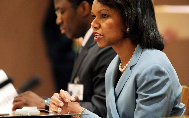 Overleg over de situatie in Zimbabwe in het hoofdkantoor van de VN in New York. Links de minister van buitenlandse zaken van Burkina Faso Djibril Bassole, rechts Condoleezza Rice. Foto EPA