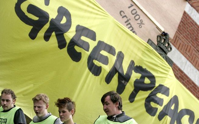 Greenpeace ontkent dat vissers in gevaar komen door hun acties. Foto ANP