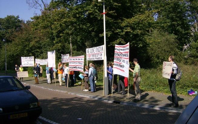 DEN HAAG - Initiatiefnemers van het Interkerkelijk Verband Heerenveen hebben donderdag twee petities met handtekeningen overhandigd aan een waarnemer van de ambassadeur van India. Foto RD