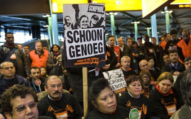 SCHIPHOL (ANP) – Enkele tientallen schoonmakers op Schiphol Plaza voeren donderdagmiddag onder het motto „Schoon genoeg” een zit–actie voor ’gewoon goed werk’. Zij willen vast werk, een reiskostenvergoeding en respect. Foto ANP