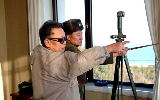 PYONGYANG – De Noord–Koreaanse leider Kim Jong–il (links). Foto EPA