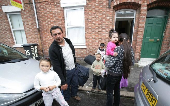 Roemenen pakken hun koffers om terug te keren naar hun vaderland. Racistische aanvallen maken leven in Belfast onmogelijk. Foto's EPA