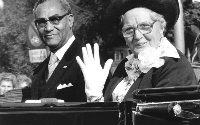 President Ferrier tijdens een staatsbezoek aan Nederland in 1977. Naast hem koningin Juliana. Foto EPA