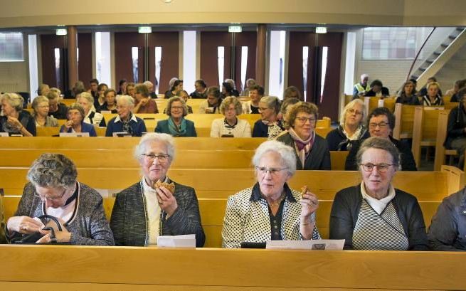 Pauze tijdens de bondsdag van de Hersteld Hervormde Vrouwenbond, gisteren in Lunteren. Thema de bijeenkomst, die door zo’n 600 vrouwen werd bijgewoond, was ”Zonder strijd geen overwinning”. beeld RD, Henk Visscher