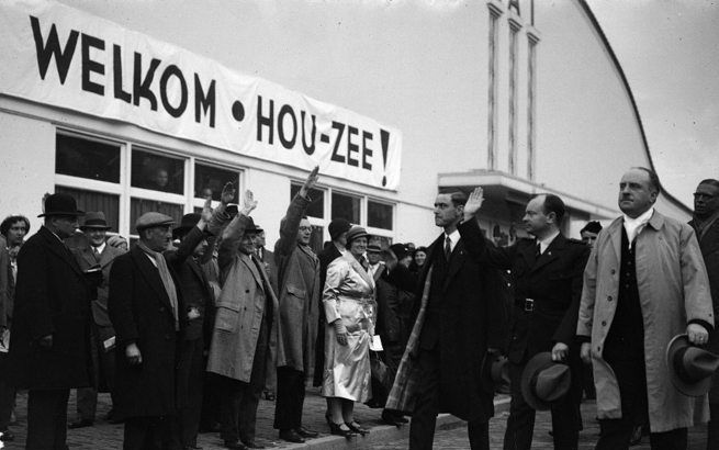 Anton Mussert (in uniform en met opgeheven hand) arriveert op 28 april 1934 bij de RAI in Amsterdam voor een bijeenkomst van de NSB. beeld ANP