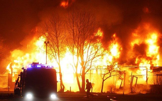 MEPPEL – Een grote brand heeft in de nacht van vrijdag op zaterdag een leegstaand scholencomplex in Meppel verwoest. De brandweer had het vuur na drie uur onder controle. Foto ANP