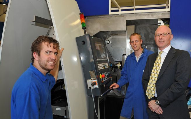 HAARLEM – Directeur Robert Nefkens (r.) van het bedrijf Hembrug Haarlem, samen met enkele medewerkers bij de prijswinnende Nano Focusmachine. De ultraprecieze hardfreesmachine leverde het bedrijf onlangs de Techni Show Gouden Innovatie Award op. Foto Paul