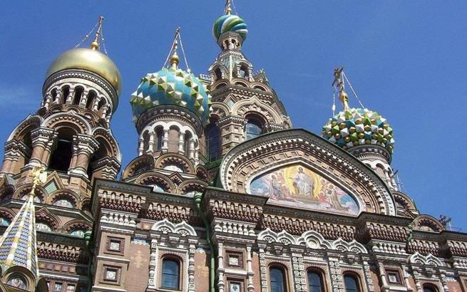 SINT-PETERSBURG – Hoogtepunt uit het 25-jarige bestaan van het interkerkelijke reisgezelschap, was de reis naar Sint-Petersburg in 1995. Op de foto de Russisch-orthodoxe Kerk van de Verlosser op het Bloed. Foto EPA