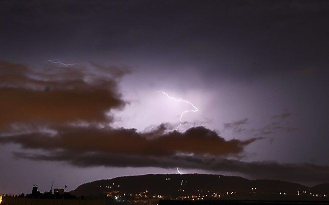 Onweer boven het Spaanse San Sebastian, afgelopen nacht. Foto EPA