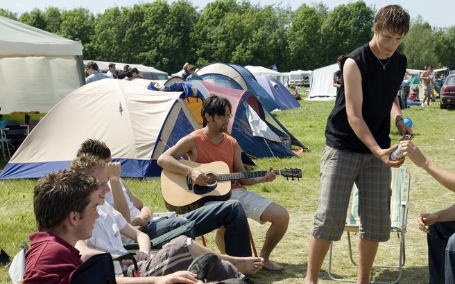 BIDDINGHUIZEN – Tieners en jongvolwassenen, gezinnen en ouderen bezochten afgelopen weekend de vierdaagse pinksterconferentie Opwekking in Biddinghuizen. „We hebben dit opgebouwd als een werkplaats van God”, aldus een van de organisatoren. Foto Dick Vos