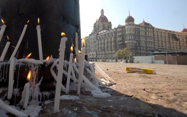 Kaarsen bij het Taj Mahalhotel. Foto EPA