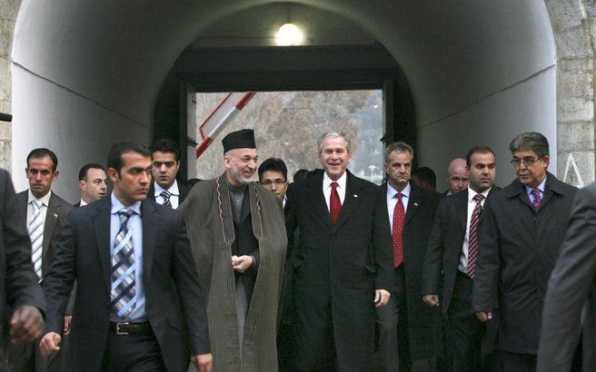 KABUL – De Amerikaanse president Bush arriveerde vanmorgen in Kabul voor een verrassingsbezoek aan de Afghaanse president Karzai (links naast Bush). Ook sprak Bush in Afghanistan een groep Amerikaanse militairen toe. President Bush, die op 20 januari plaa