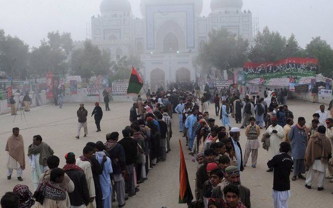 PAKISTAN - Tienduizenden mensen hebben zich zaterdag in het Zuid–Pakistaanse Garhi Khuda Bakhsh verzameld voor de herdenking van de moord op Benazir Bhutto. Foto EPA