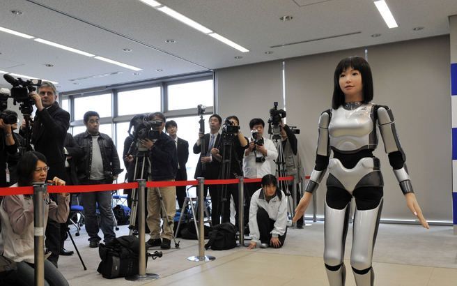 „Een robotdame ziet er tegenwoordig al bedrieglijk echt uit, maar een echt en lief uitziende robot blijft toch uiteindelijk niets dan een hoopje metaal, rubber en draadjes.” Foto AFP