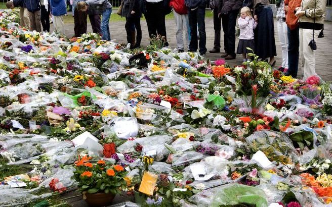 APELDOORN - Veel mensen legden bij het Canadese bevrijdingsmonument in Apeldoorn bloemen voor de slachtoffers van de aanslag van Koniginnedag. Foto ANP