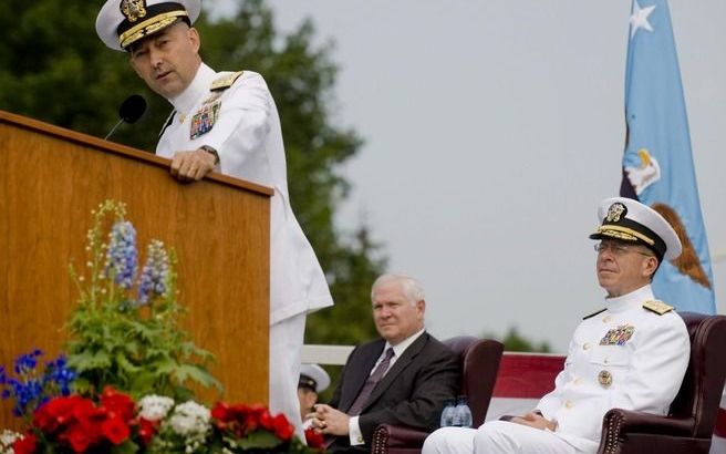 NAVO-commandant James Stavridis voert het woord ter gelegenheid van de commandowisseling. Foto EPA