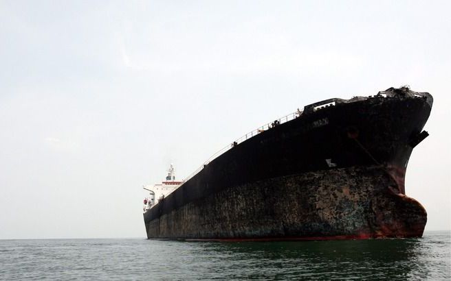 Een Maleisisch marineschip inspecteert woensdag een beschadigd Griekse vrachtschip nadat het een aanvaring heeft gehad met een Taiwanese olietanker in de nacht van dinsdag op woensdag. Foto EPA