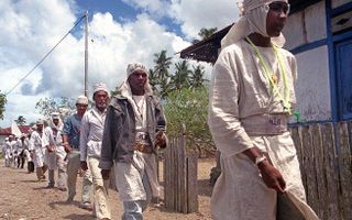 Leden van de militante moslimbeweging Laskar Jihad trekken ten strijde tegen Molukse christenen. Ook in het dorp Wayame probeerden ze de vrede tussen moslims en christenen te verstoren, maar dat lukte niet. Foto AFP