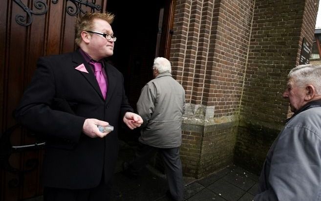 Protest bij de rooms-katholieke kerk in Reusel tegen de weigering van de communie aan de homoseksuele prins carnaval. Foto ANP