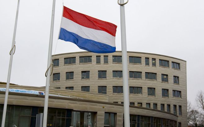 ZIERIKZEE - Vlag halfstok bij gemeentehuis Zierikzee. Foto ANP