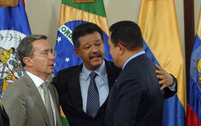 SANTO DOMINGO– De Venezolaanse president Chavez (r.) sprak dit weekeinde met zijn Colombiaanse ambtgenoot Uribe (l.) tijdens een top in de Dominicaanse Republiek. De Dominicaanse president Fernandez kijkt toe. Colombia en Venezuela hebben aangekondigd hun