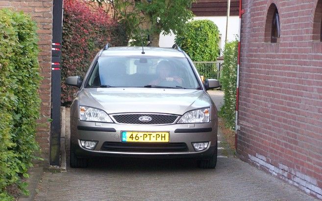 WERKENDAM – Nieuwe ambulances kunnen ternauwernood het smalste straatje van Hank passeren. Daarom heeft de gemeente besloten een stukje van een huis af te halen. Foto Kees Vreeken