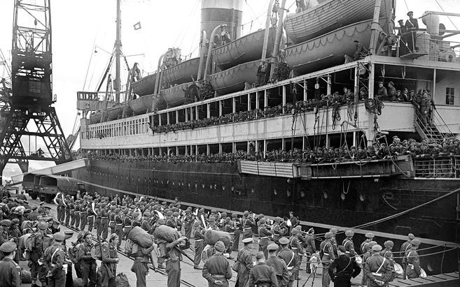 Nederlandse mannen vertrekken in 1946 vanuit Amsterdam per boot naar Indonesië. Foto ANP