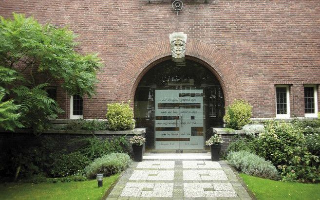 AMSTERDAM – De theoloog K. H. Miskotte (1894 1976) werkte in de Willem de Zwijgerkerk in Nieuw Zuid onder van de kerk vervreemd geraakte intellectuelen. - Foto Boekencentrum.