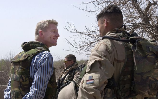 Staatssecretaris De Vries (links) krijgt langer bedenktijd om te beslissen of een imam aan de slag mag als geestelijk verzorger bij Defensie. Foto ANP