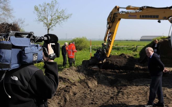 Meer dan zestig jaar na zijn liquidatie is dinsdag het lichaam van de 23-jarige onderduiker Pieter Hoppen in Staphorst geborgen. Foto Rutger Berghuis/Boom Regionale Uitgevers.