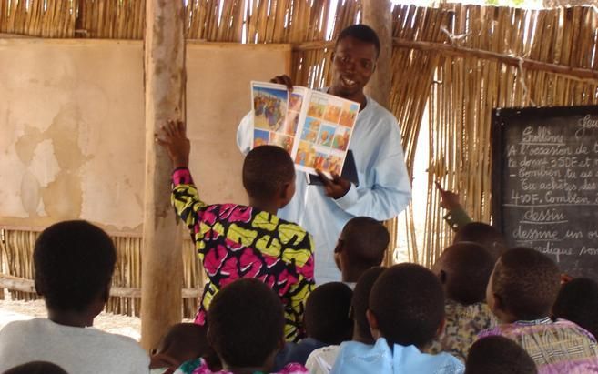 Gebruik van stripboek op een zondagschool. Foto Wycliffe