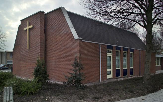 PURMEREND – In de christelijke gereformeerde kerk te Purmerend ging recent een vrouw voor in een kerkdienst. Ds. P. Roos: „Dit zal een gebedszaak moeten worden.” Foto Gerritjan Huinink