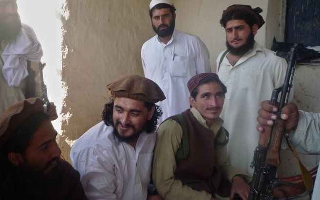 SARAROGHA – De Pakistaanseleider van de taliban Hakimullah Mehsud (tweede van l.) met enkele van zijn mannen in het dorp Sararogha, Zuid-Waziristan. De foto werd deze week vrijgegeven. Foto EPA