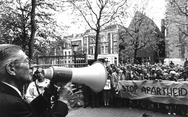 De Zuid-Afrikaanse antiapartheidsstrijder ds. Beyers Naudé (1915-20042004) in 1985 tijdens een demonstratie in Utrecht. beeld ANP