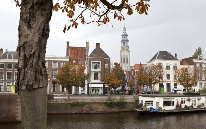 MIDDELBURG –  De kerkelijkheid van Zeeuwen neemt steeds verder af, blijkt uit onderzoek van deze krant. In 1971 was 87 procent van de bevolking kerkelijk. Anno 2012 geldt dat slechts voor de helft van de Zeeuwen. Foto: Een doorkijkje naar de abdijtoren de