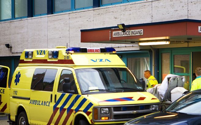 UDEN - Ambulancepersoneel is in de nacht van zaterdag op zondag in Uden door omstanders belaagd. Toen de ambulance in de Kersenstraat kwam om een gewonde hulp te verlenen, begonnen omstanders te slaan en bedreigingen te uiten. Foto: ANP