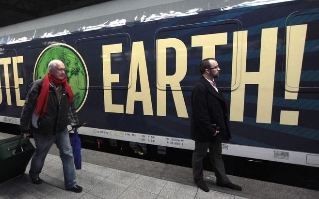 BRUSSEL – Vanuit Brussel zijn zaterdag circa vierhonderd wetenschappers, politici en milieuactivisten per trein naar Kopenhagen vertrokken, voor de internationale klimaattop die maandag in de Deense hoofdstad begint. Ze kiezen voor de trein omdat die veel