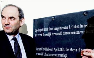 Burgemeester Cohen bij de onthulling van een plaquette voor het homohuwelijk. - Foto ANP