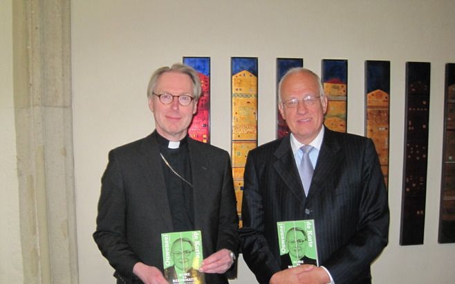 UTRECHT –  Bisschop dr. De Korte (l.) en dr. Ouweneel presenteerden donderdag in de Utrechtse Domkerk hun gezamenlijke boek over Rome en Reformatie. Foto Meinema