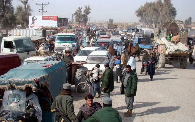 LASHKAR GAH – Zeker 1240 families zijn in de Zuid–Afghaanse provincie Helmand op de vlucht geslagen voor het grote offensief van Amerikaanse, Britse en Afghaanse militairen. Dat meldden de autoriteiten in Helmand dinsdag. Foto EPA