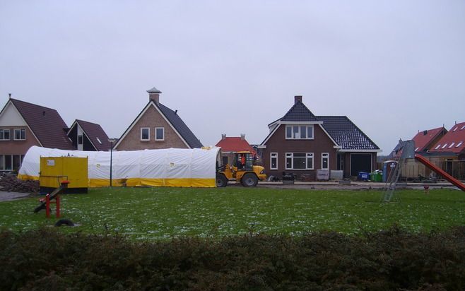 APELDOORN – Vorst en crisis belagen bouwbedrijven. De bouw geeft tegengas. In een verwarmde tent zijn stratenmakers onverstoorbaar in de weer met stenen. Terwijl de bouwsector worstelt met de gevolgen van de kredietcrisis, gaat het vriezen. Niet een paar 