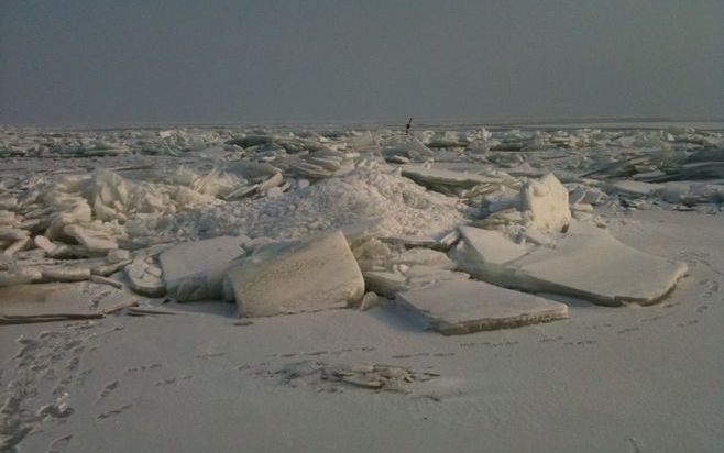 MARKEN – Kruiend ijs bij Marken. Schotsen stapelen zich op voor de kust. Taferelen die in Nederland niet elke winter te zien zijn. Zo druk als het op de Gouwzee is, zo stil is het op het dichtgevroren Markermeer, aan de andere kant van de dijk. De vuurtor